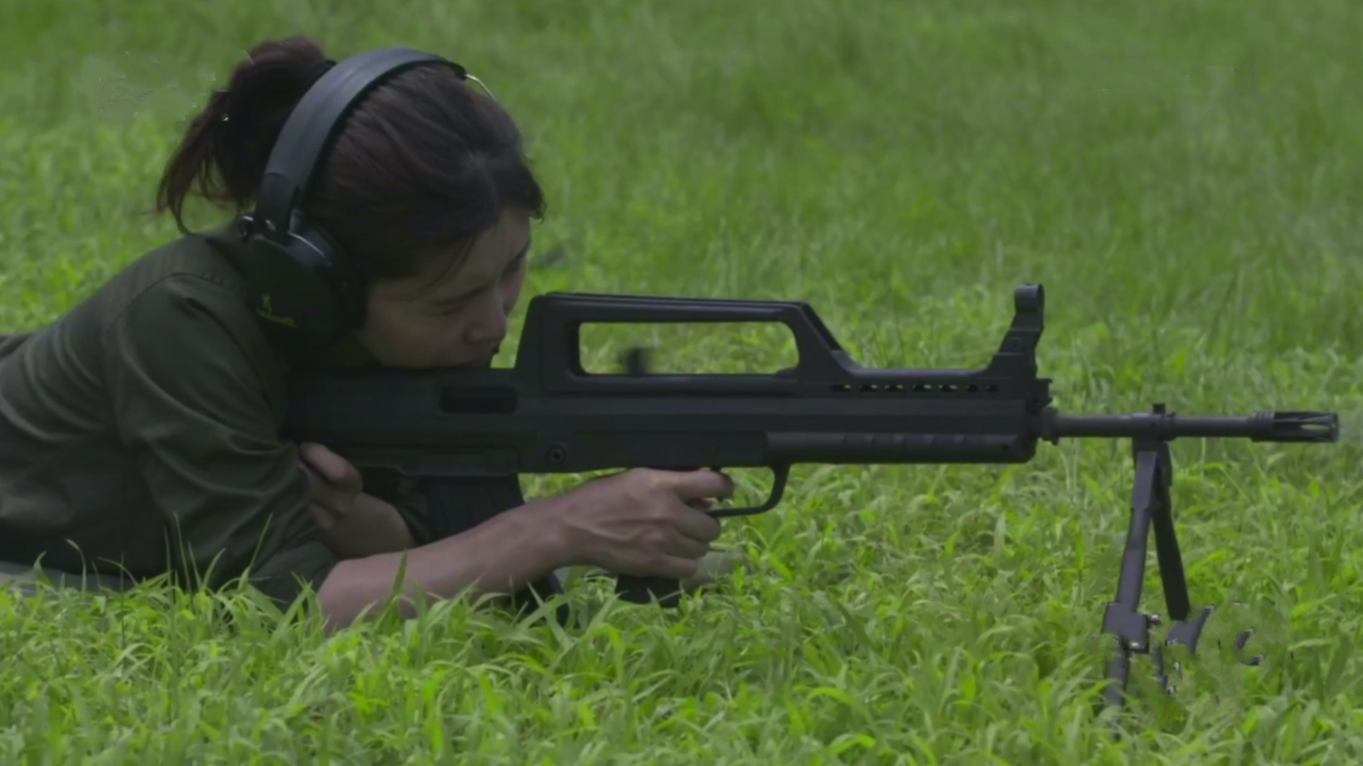 【实弹射击】新手体验95式机枪和步枪,后坐力竟然很友好